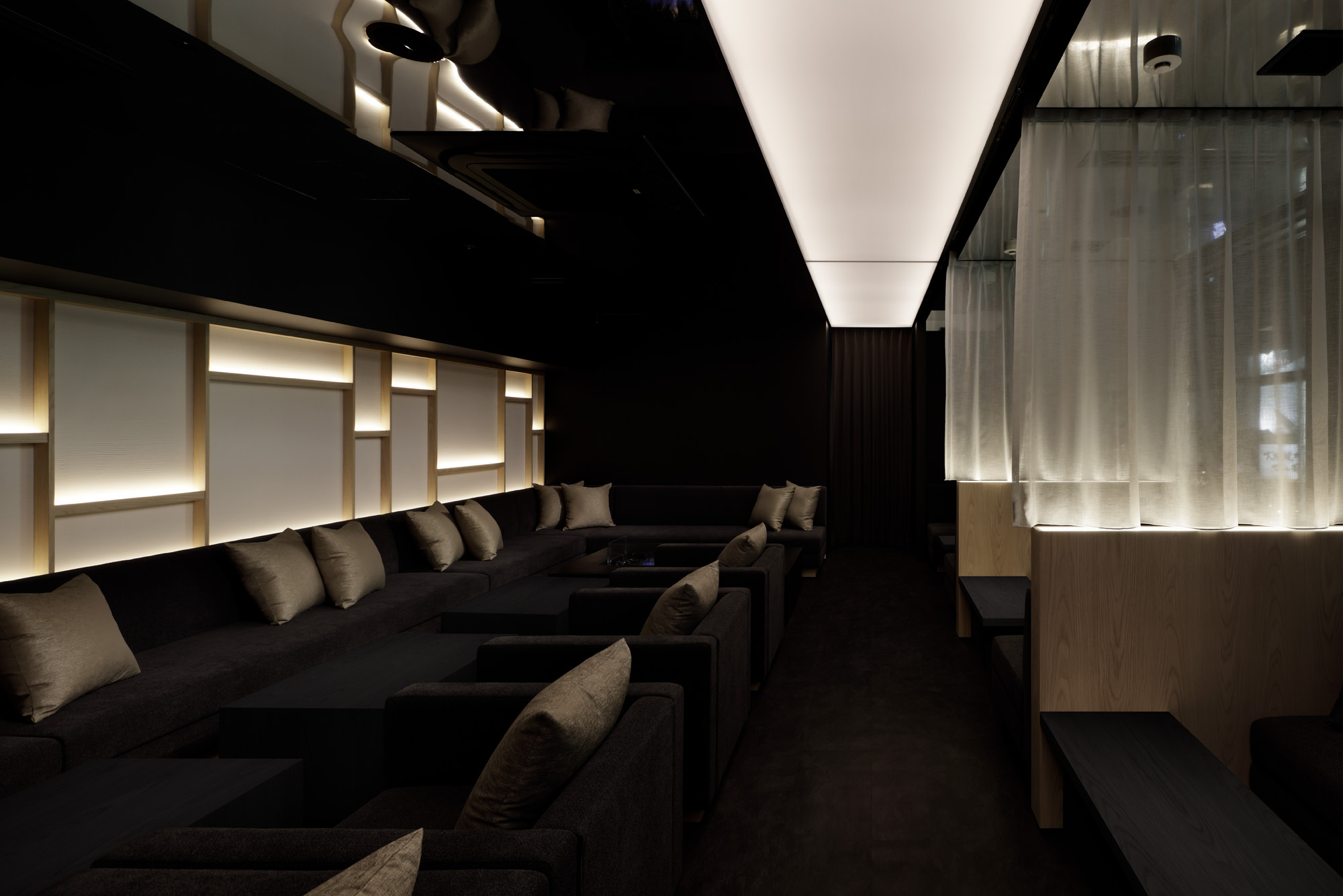 The Boutique(ザブティック)新橋店の窓際のソファ席